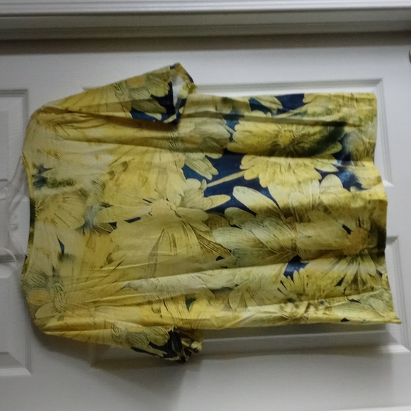 V neck top - Picture 2 of 3